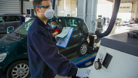 Archivo - Un trabajador de ITV.