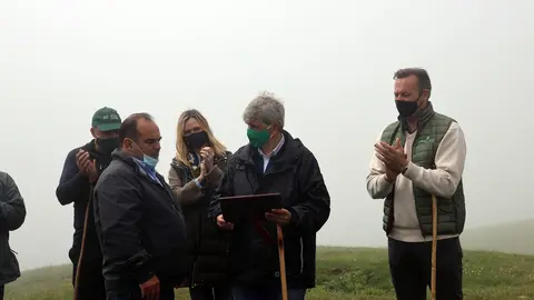 El consejero de Desarrollo Rural, Ganader&iacute;a, Pesca, Alimentaci&oacute;n y Medio Ambiente, Guillermo Blanco, asiste al inicio de la subida del ganado a los puertos de &Aacute;liva