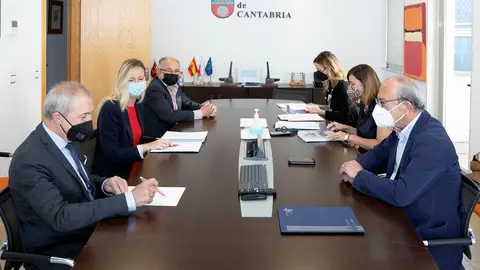 Los Consejeros De Presidencia, Interior, Justicia Y Acci&oacute;n Exterior, Paula Fern&aacute;ndez, Y De Industria, Turismo, Innovaci&oacute;n, Transporte Y Comercio, Javier L&oacute;pez Marcano, Se Re&uacute;nen Con Miembros De La Asociaci&oacute;n De Hosteler&iacute;a De Cantabria.