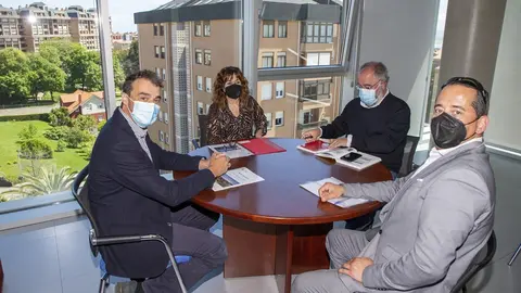 La consejera de Empleo y Pol&iacute;ticas Sociales, Ana Bel&eacute;n &Aacute;lvarez, recibe al alcalde de Alfoz de Lloredo, Enrique Bretones.