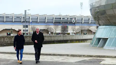 Concejales regionalistas junto al Palacio de Deportes