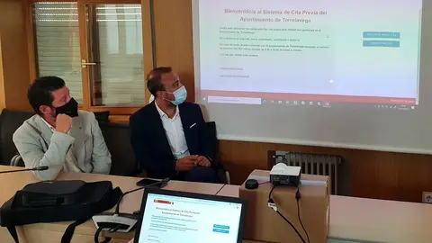 El alcalde de Torrelavega, Javier L&oacute;pez Estrada, y el concejal de Dinamizaci&oacute;n y Tics, Jes&uacute;s S&aacute;nchez, presentan en rueda de prensa el servicio de cita previa.