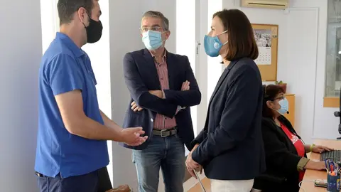 La alcaldesa y el concejal con el representante de los taxistas