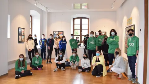 La alcaldesa de Pi&eacute;lagos, Ver&oacute;nica Samperio, junto a los alumnos del colegio Antonio Robinet en la exposici&oacute;n 'Un viaje diferente'.