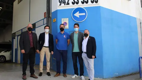 El secretario general del PSOE de Santander y diputado nacional por Cantabria, Pedro Casares, y el portavoz del Grupo Municipal en el Ayuntamiento, Daniel Fern&aacute;ndez, se re&uacute;nen con el presidente de la Sociedad Cooperativa Radio-Taxi, Manu Andoni.