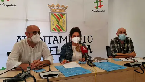 La concejala de Educaci&oacute;n y Cultura de Torrelavega, Esther V&eacute;lez, y los coordinadores de UNATE en Cantabria y en Torrelavega, Paco G&oacute;mez Nadal y Daniel Guti&eacute;rrez, presentan los cursos de verano de UNATE en Torrelavega.
