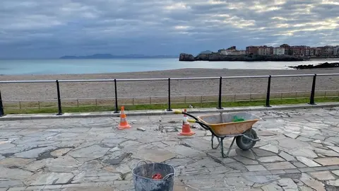 Archivo - Mejora del suelo del Paseo de Ostende en Castro Urdiales. Archivo