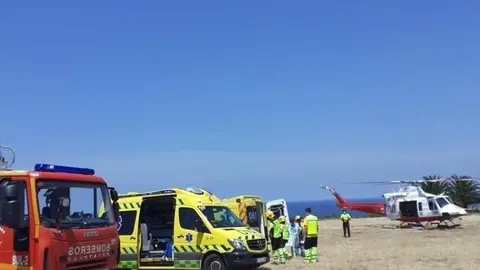 Rescate en helic&oacute;ptero de un senderista en la cala de La Puntilla, en Castro Urdiales
