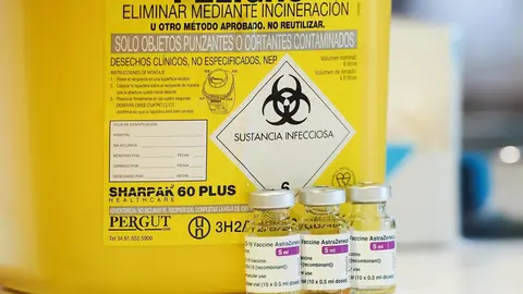 Archivo - Varios viales con la vacuna de AstraZeneca,