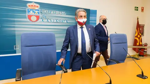 Archivo - El presidente de Cantabria, Miguel &Aacute;ngel Revilla, y el consejero de Sanidad, Miguel Rodr&iacute;guez