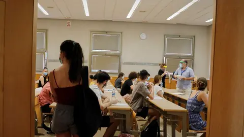 Archivo - Un grupo de estudiantes en un aula