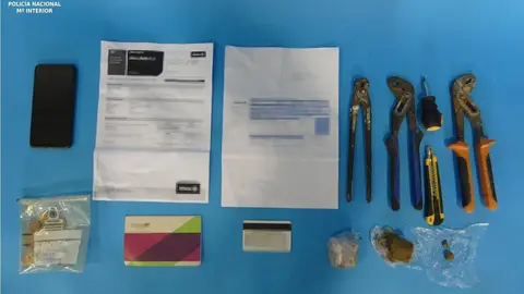 Efectos intervenidos al detenido en Torrelavega cuando intentaba robar un coche