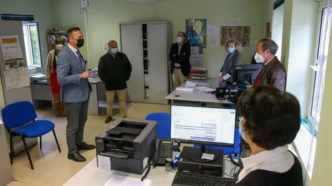 El consejero de Desarrollo Rural, Guillermo Blanco en la oficina comarcal agraria de Villacarriedo