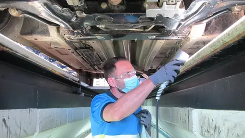 Revisi&oacute;n de un coche en una ITV.