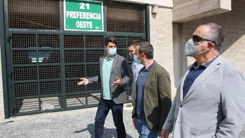 El portavoz del grupo socialista en el Ayuntamiento de Santander, Daniel Fern&aacute;ndez, se re&uacute;ne con representantes de AUPA