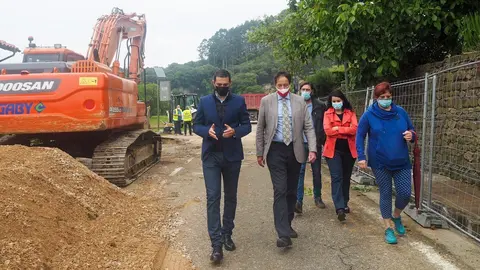 El consejero de Obras P&uacute;blicas, Ordenaci&oacute;n del Territorio y Urbanismo, Jos&eacute; Luis Gochicoa, visita las obras de la localidad de Mu&ntilde;orrodero.