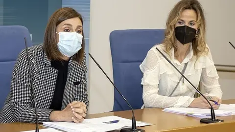 Archivo - La consejera de Presidencia, Paula Fern&aacute;ndez (izda) y la directora general de Interior, Jezabel Mor&aacute;n, en la presentaci&oacute;n del texto normativo de la ley en materia de juego