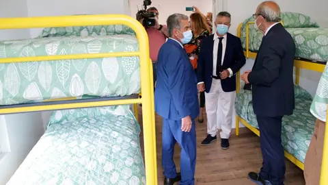 El presidente de Cantabria, Miguel &Aacute;ngel Revilla, y el consejero de Turismo, Javier L&oacute;pez Marcano, en la inauguraci&oacute;n del albergue de peregrinos de Santull&aacute;n (Castro Urdiales)