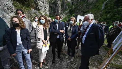 El secretario general de Infraestructuras del Ministerio de Transportes, Movilidad y Agenda Urbana (Mitma), Sergio V&aacute;zquez, visita junto a las delegadas del Gobierno en Cantabria y Asturias y otras autoridades el Desfiladero de la Hermida