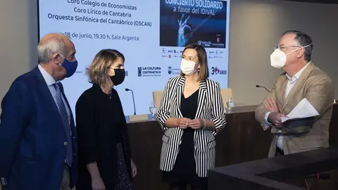 Asistentes a la rueda de prensa de presentaci&oacute;n del Concierto Solidario a favor del IDIVAL, organizado por el Colegio de Economistas de Cantabria.