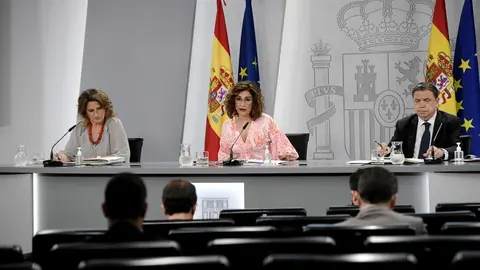 (I-D) La vicepresidenta cuarta y ministra de Transici&oacute;n Ecol&oacute;gica y Reto Demogr&aacute;fico, Teresa Ribera; la ministra Portavoz, Mar&iacute;a Jes&uacute;s Montero; y el ministro de Agricultura, Pesca y Alimentaci&oacute;n, Luis Planas, comparecen en rueda de prensa posterior al Con