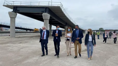 El secretario general de Infraestructuras, Sergio V&aacute;zquez Torr&oacute;n, visita, junto a la delegada del Gobierno en Cantabria, Ainoa Qui&ntilde;ones, y el presidente de la APS, Francisco Luis Mart&iacute;n, las obras del nuevo acceso directo al Puerto desde la A-67.