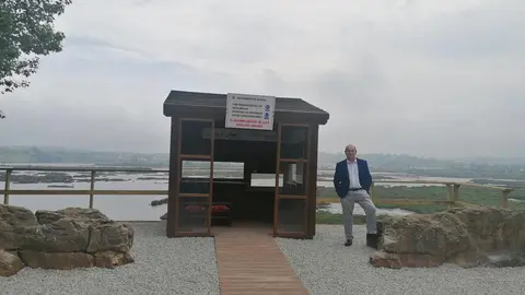 El concejal de Turismo de Suances, Jos&eacute; Luis Plaza, en el observatorio de aves Tarro Blanco