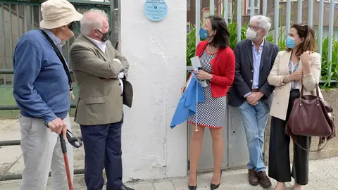 La alcaldesa de Santander, Gema Igual, destapa la placa de Augusto Gonz&aacute;lez Linares en la calle General D&aacute;vila.