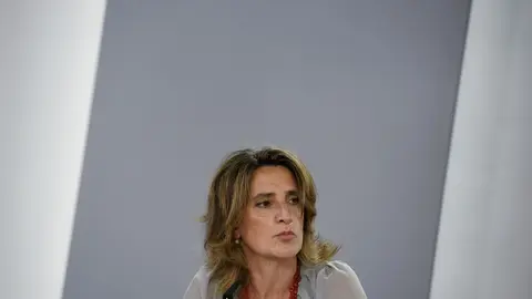 (I-D) La vicepresidenta cuarta y ministra de Transici&oacute;n Ecol&oacute;gica y Reto Demogr&aacute;fico, Teresa Ribera