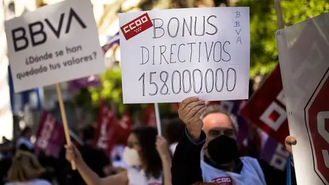 Un hombre sujeta un cartel en el que se lee: "Bonus directivos 158.000.000" durante una concentraci&oacute;n contra el ERE de BBVA, en el Paseo de Recoletos, a 17 de mayo, en Madrid (Espa&ntilde;a). 