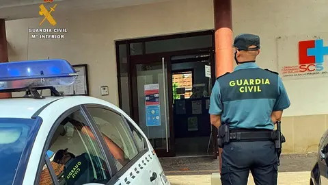 Guardia Civil vigilando un centro m&eacute;dico