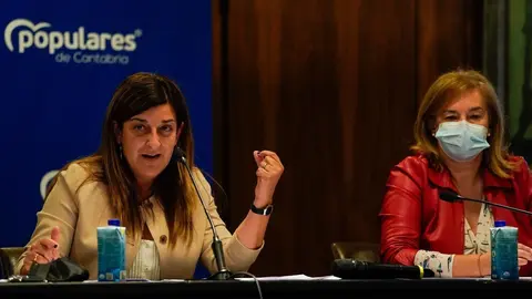 La presidenta del PP de Cantabria, Mar&iacute;a Jos&eacute; S&aacute;enz de Buruaga (izda) en la Junta Directiva del PP