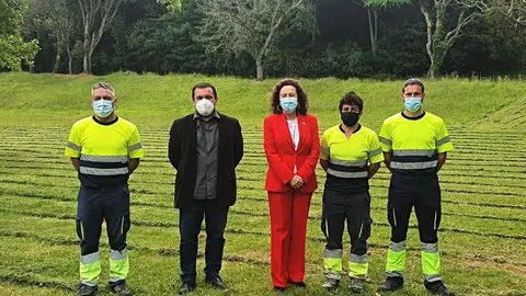 La alcaldesa de Comillas, Mar&iacute;a Teresa Noceda, y el concejal Juli&aacute;n Rozas junto a tres empleados del servicio de jardiner&iacute;a.