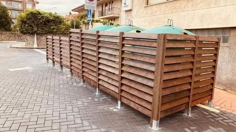 Archivo - Noja instala paneles protectores para reducir la contaminaci&oacute;n visual de los contenedores