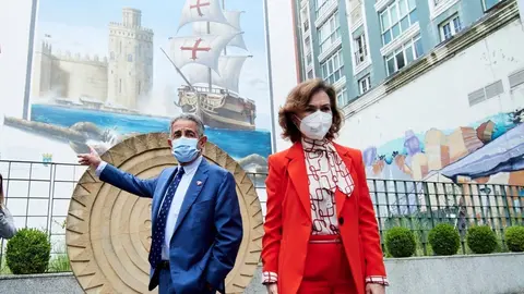 El presidente de Cantabria, Miguel &Aacute;ngel Revilla, y la vicepresidenta del Gobierno central, Carmen Calvo, tras mantener una reuni&oacute;n en el Ejecutivo auton&oacute;mico.