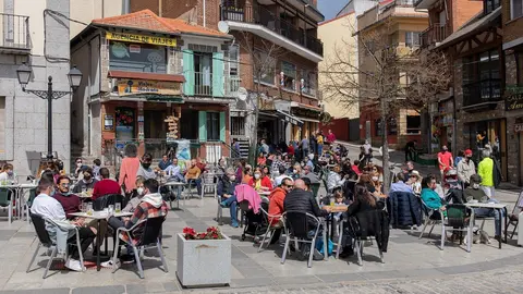 Archivo - Una terraza llena de gente durante el primer d&iacute;a del puente de Semana Santa, en Cercedilla, Madrid (Espa&ntilde;a), a 1 de abril de 2021. Muchos madrile&ntilde;os visitan los diferentes pueblos de Madrid durante las vacaciones de Semana Santa debido al cierre