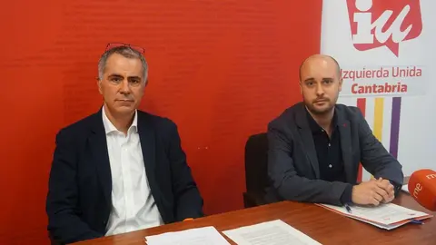El coordinador auton&oacute;mico de IU, Israel Ruiz Salm&oacute;n (derecha), y el responsable de Pol&iacute;tica Institucional del partido y concejal de Santander, Miguel Saro