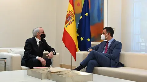 El presidente del Gobierno, Pedro S&aacute;nchez, y el presidente del CES, Anton Costas.