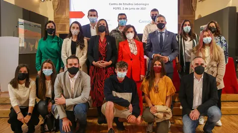 La vicepresidenta primera del Gobierno de Espa&ntilde;a, Carmen Calvo, y el vicepresidente del Ejecutivo regional, Pablo Zuloaga, con los j&oacute;venes participantes en el programa europeo FOLM.