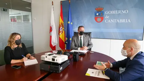 El consejero de Desarrollo Rural, Ganader&iacute;a, Pesca, Alimentaci&oacute;n y Medio Ambiente, Guillermo Blanco, se re&uacute;ne con el nuevo director institucional de Carrefour en Cantabria, Rub&eacute;n Santiago.