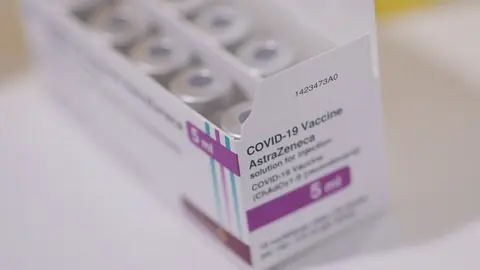 Caja con dosis de la vacuna de AstraZeneca contra el Covid-19, a 1 de junio de 2021, en el Hospital Isabel Zendal, en Madrid, (Espa&ntilde;a). La Comunidad de Madrid comenz&oacute; ayer, 31 de mayo, a vacunar a las 213.300 personas menores de 60 a&ntilde;os que recibieron la 