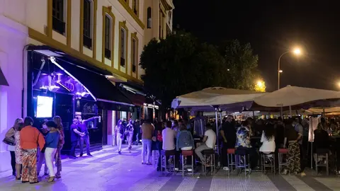 La terraza de un bar de copas de noche