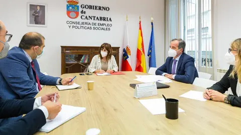 La consejera de Empleo y Pol&iacute;ticas Sociales, Ana Bel&eacute;n &Aacute;lvarez, acompa&ntilde;ada por la directora general de Vivienda, Eugenia G&oacute;mez, se re&uacute;ne con los responsables de la SAREB.