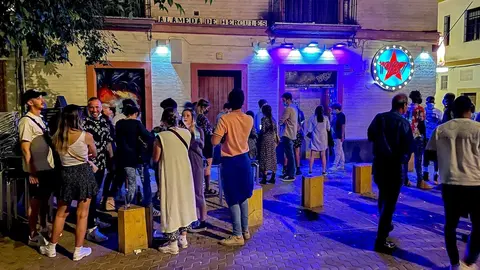 Colas en una discoteca en la Alameda de Hercules, &uacute;nico local que puede estar abierto hasta las 2 de la ma&ntilde;ana 15 de mayo del 2021 en Sevilla, Andaluc&iacute;a