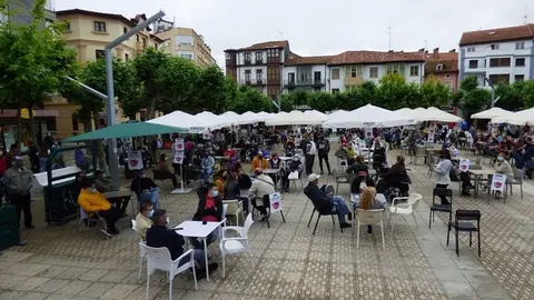 Concentraci&oacute;n de los hosteleros de santo&ntilde;a para pedir la retirada del 'sem&aacute;foro Covid'
