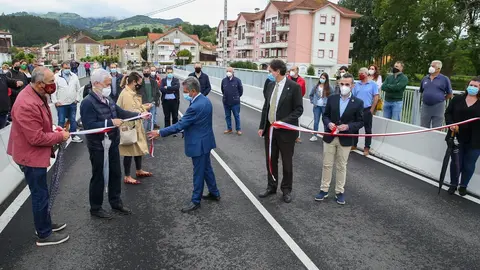 Revilla inaugura el puente de Carasa a Ampuero