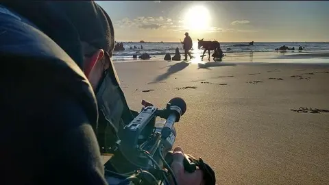 Rodaje de Villa Lunera sobre el Camino de Santiago en las playas de Noja.