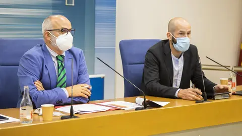 10:30horas. Sala de Prensa del Gobierno de CantabriaElconsejero de Sanidad, Miguel Rodr&iacute;guez,y el director general de Salud P&uacute;blica, ReinhardWalmman, informan sobre la evoluci&oacute;n epidemiol&oacute;gica en Cantabria.
04 DE JUNIO DE 2021
FOTOGRAF&Iacute;A: SILVIA BOUZO