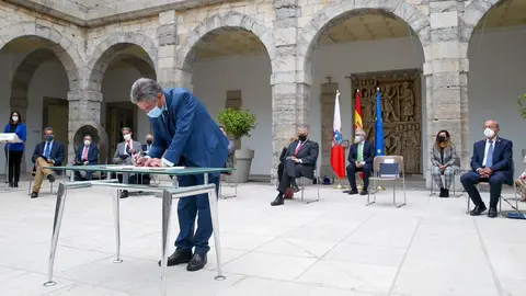 El presidente de Cantabria, Miguel &Aacute;ngel Revilla preside el acto de firma de la Alianza por la Industria.