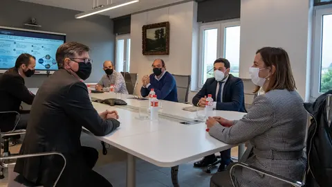 La consejera de Econom&iacute;a y Hacienda, Mar&iacute;a S&aacute;nchez, visita Textil Santanderina para abordar cuestiones relacionadas con los fondos europeos.